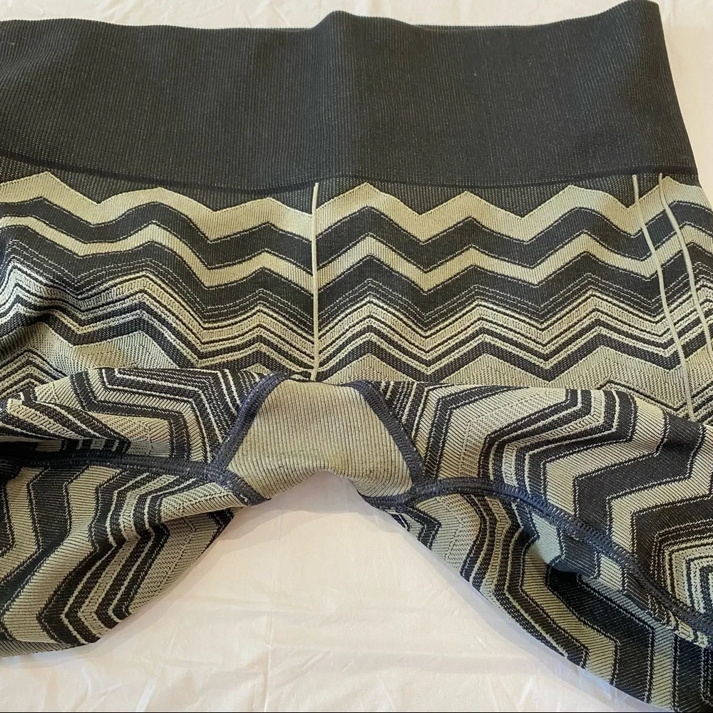 Lululemon Ebb to Street Leggings Black Chevron Heathered Fatigue Green‎ size 6